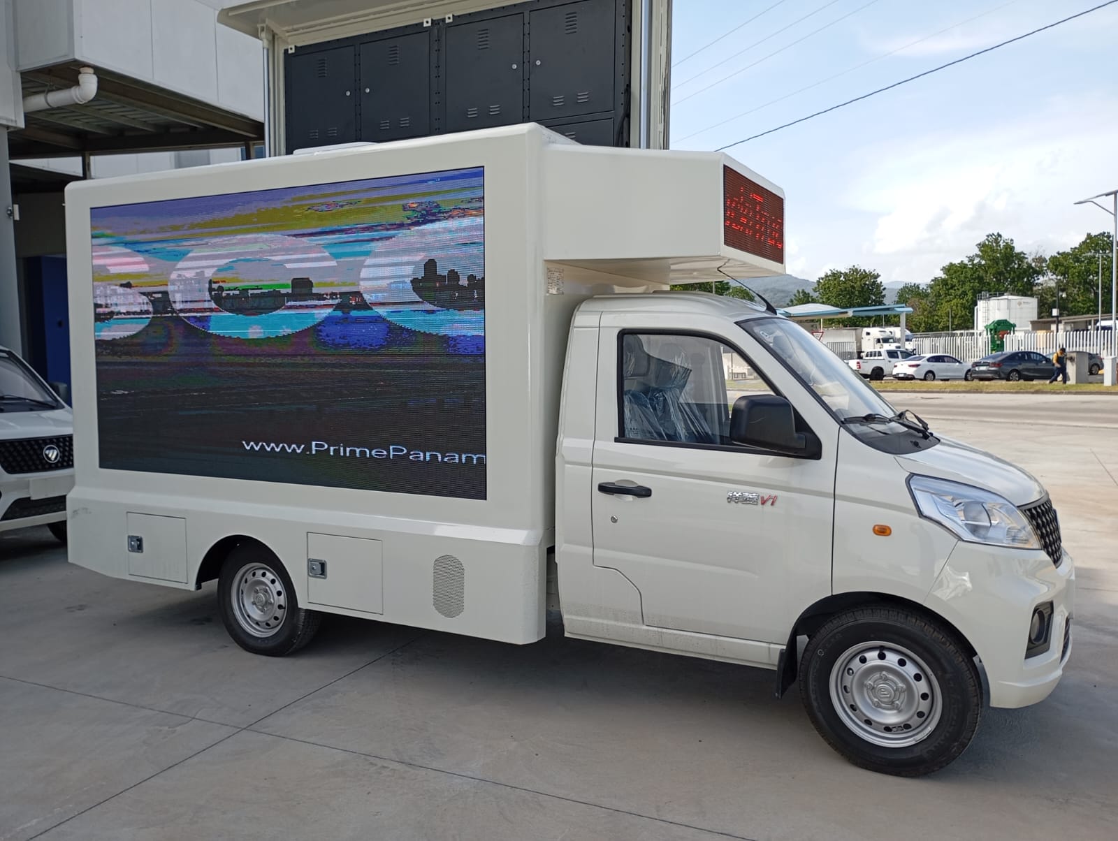 Cómo la publicidad con pantallas LED móviles impulsa la promoción de eventos